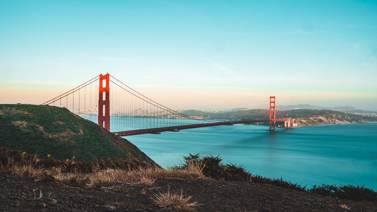 View of the Golden Gate Bridge in San Francisco, a popular destination for British expats seeking careers and coastal living in the US.