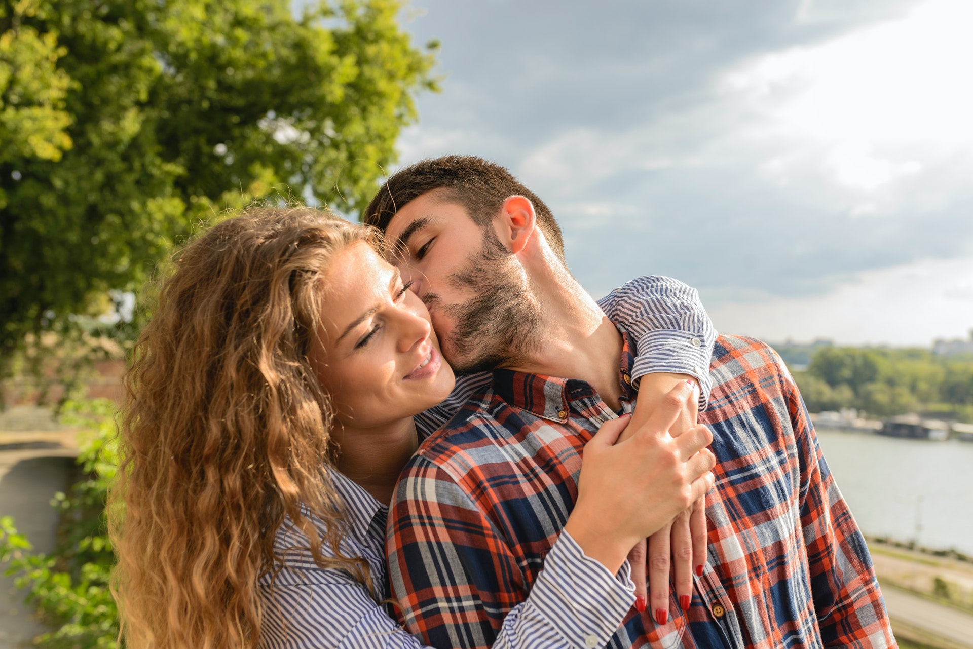 relationship advice man kissing woman