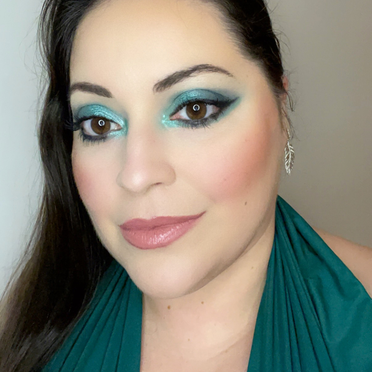emerald fashion dress and makeup look