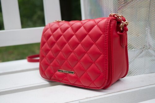 red handbag chic