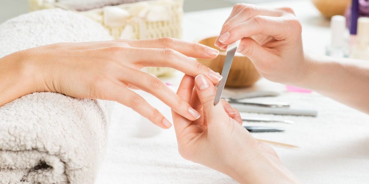 Tips for Keeping Your Nail Desk Decluttered at Your Salon
