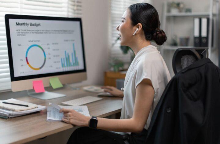 woman-computer-budget-image-1