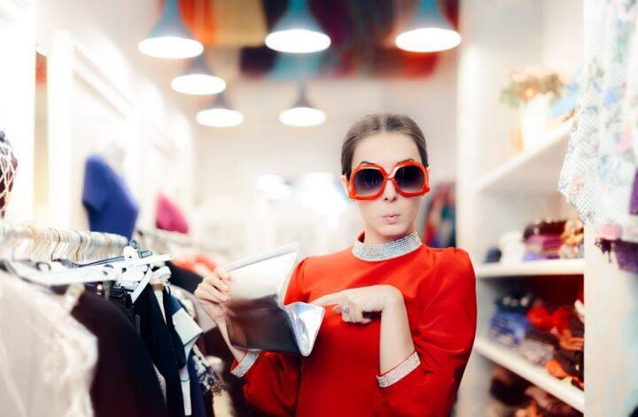 woman-clutch-clothing-image1